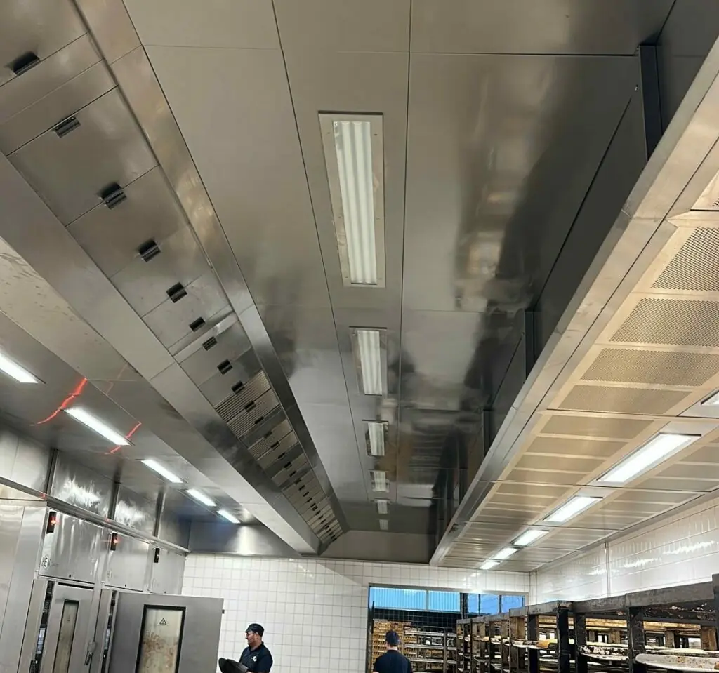 Complete afzuiginstallatie met kap, kanalen en ventilator